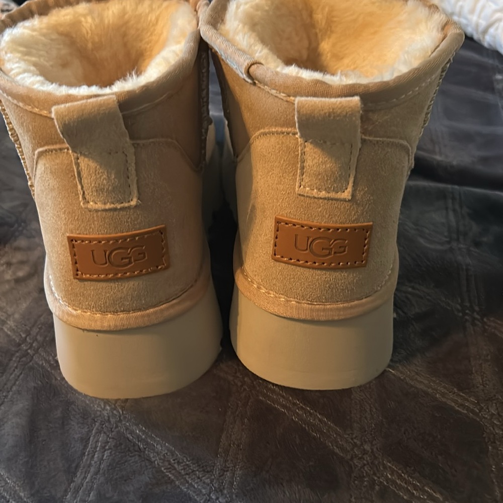 Never worn size 41 platform uggs.